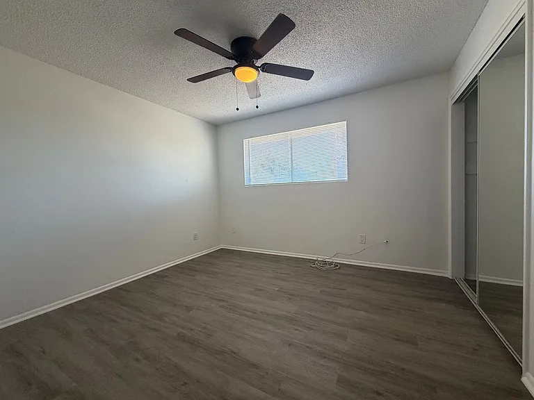 901 E Claremont St — Photo 12