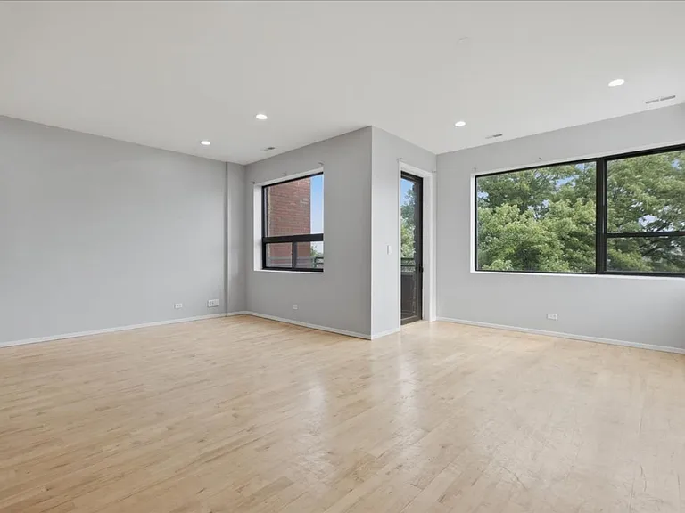1649 W Cortland St — Photo 28