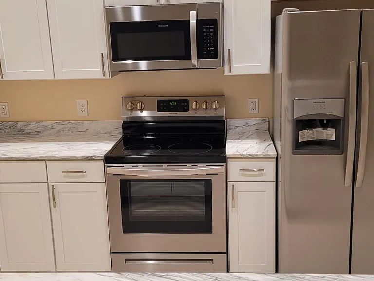 Brand new appliances! (fridge, stove, microwave, dishwasher)