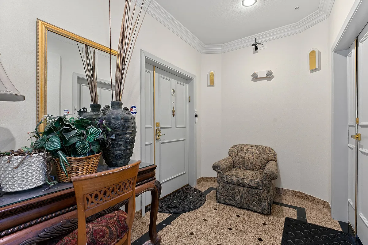 Building Photo - 8558 Chalmers Dr #202