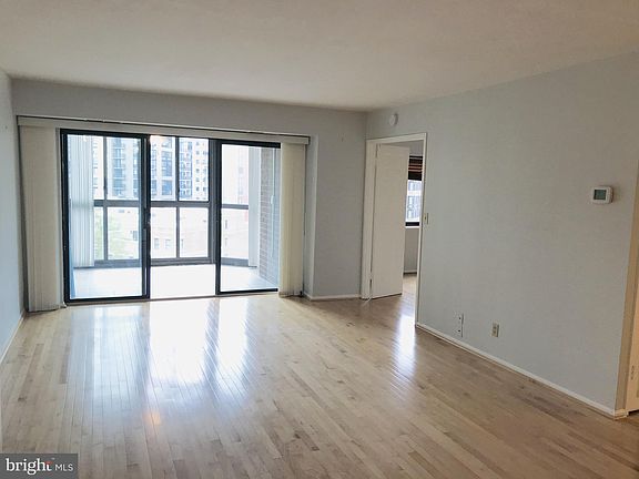 3rd image of 1600 N Oak St APT 1016