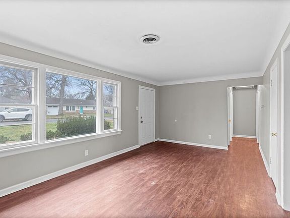 5th image of 19 Elwood Ct