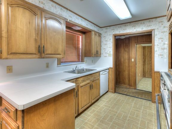 4th image of 2038 Vivian St