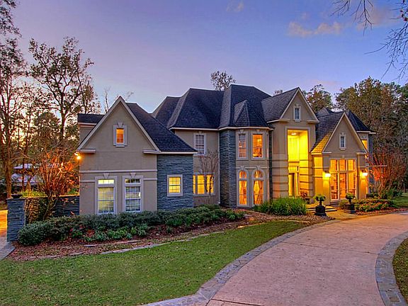 Although it is located just minutes from world-class destinations such as The Woodlands Waterway and