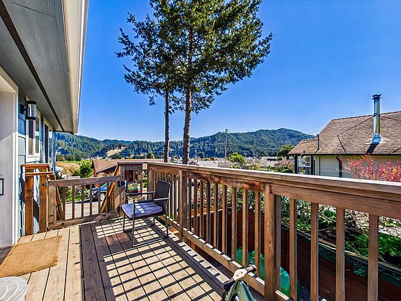 4th image of 585 View Ave