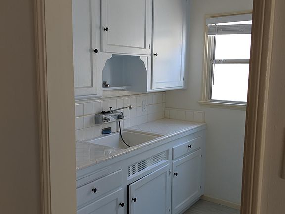 3rd image of 265 La Verne Ave APT C