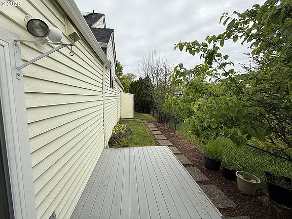 2nd image of 1000 NE Parks Edge Cir