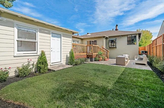 1116 Dufferin Ave #DETACHED COTTAGE — Photo 9