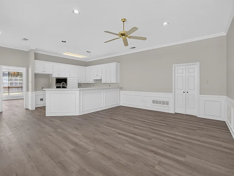 1037 McCoy Dr — Photo 5