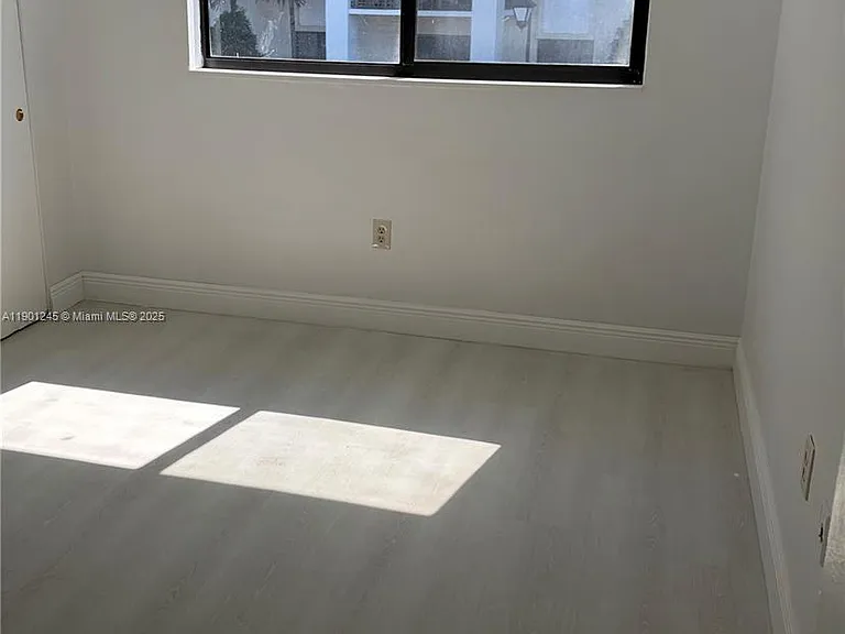 220 SW 7th St #8 — Photo 11
