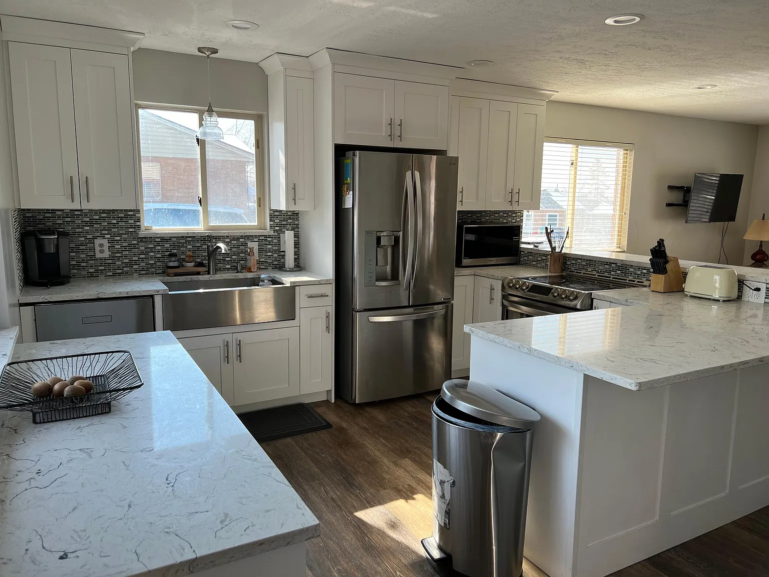 4 bed, 2.5 bath, 2400 sqft, $2,600 — Photo 2