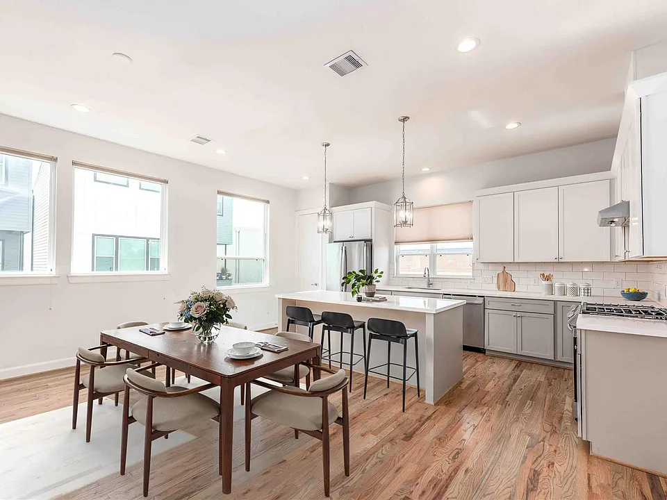 2471 W 11th St