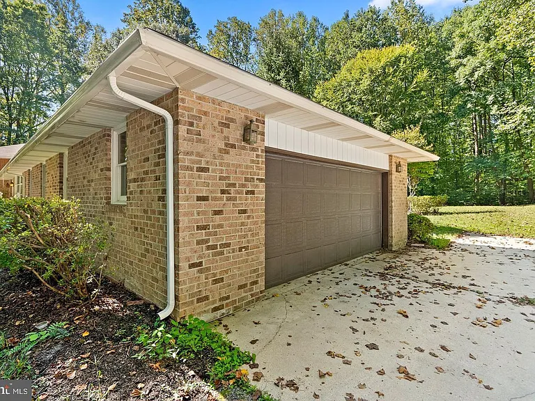 9409 Croom Acres Dr — Photo 4