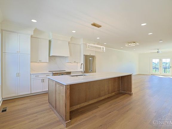 4th image of 4232 Parkview Dr #3B