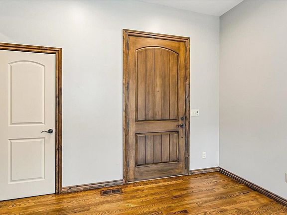 3rd image of 526 N Woodridge St