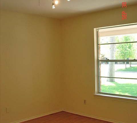 2nd image of 522 N Yaupon St