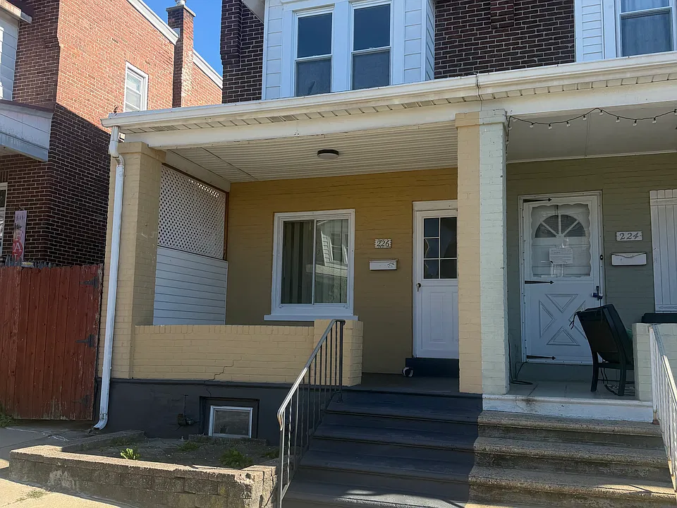 226 E Elm St