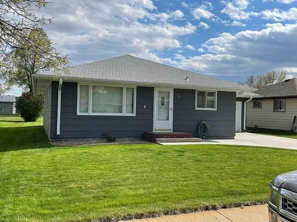 313 E 14th St, Cozad, NE 69130
