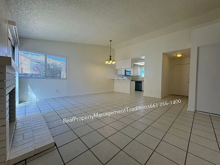 3 bed, 2.0 bath, 980 sqft, $1,950 — Photo 2