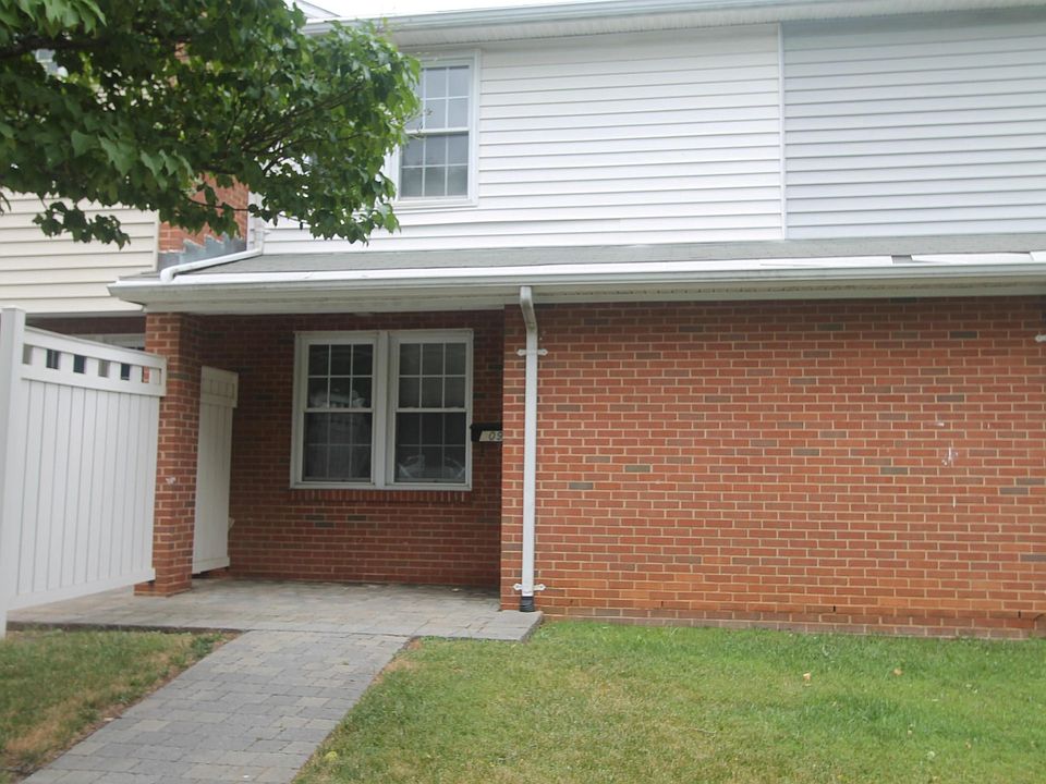 1st image of 909 Forest St