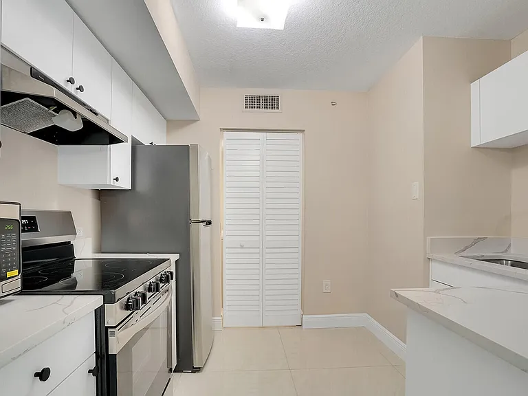 611 Villa Cir — Photo 13