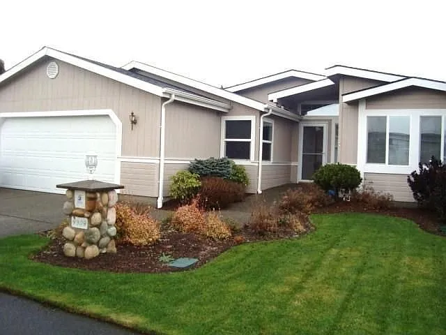 9909 196th St E photo 1