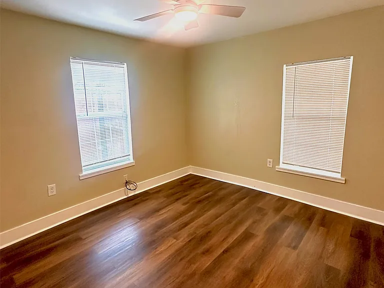 6834 Victoria Ave — Photo 6