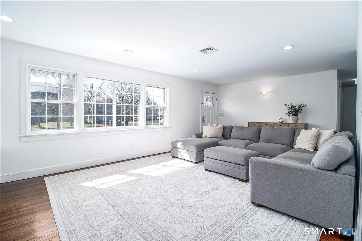 4 bed, 2.5 bath, 2239 sqft, $11,000 — Photo 4
