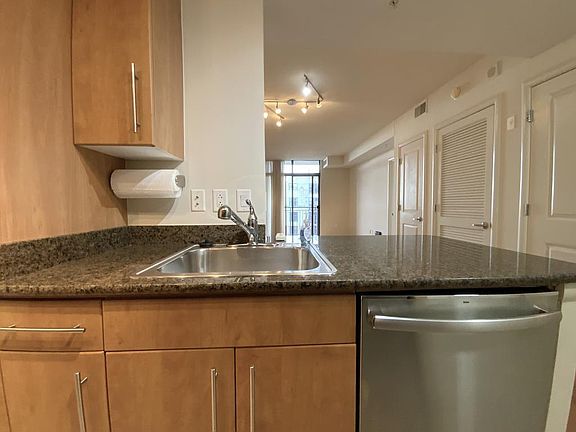 3rd image of 1021 N Garfield St APT 812