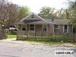 Great potential in this bungalow in trendy NODA.