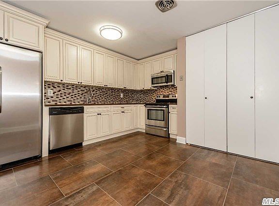 4th image of 28 Acorn Ponds Dr