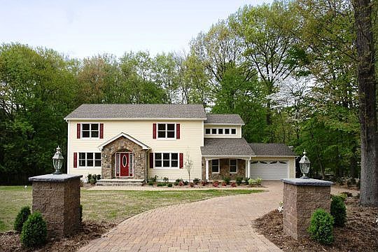 Elegant lighted driveway 