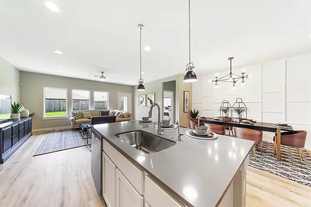 4 bed, 3.0 bath, 2257 sqft, $2,380 — Photo 4