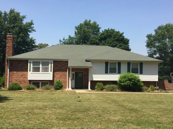 6100 Chestnut Dr, Sedalia, MO 65301