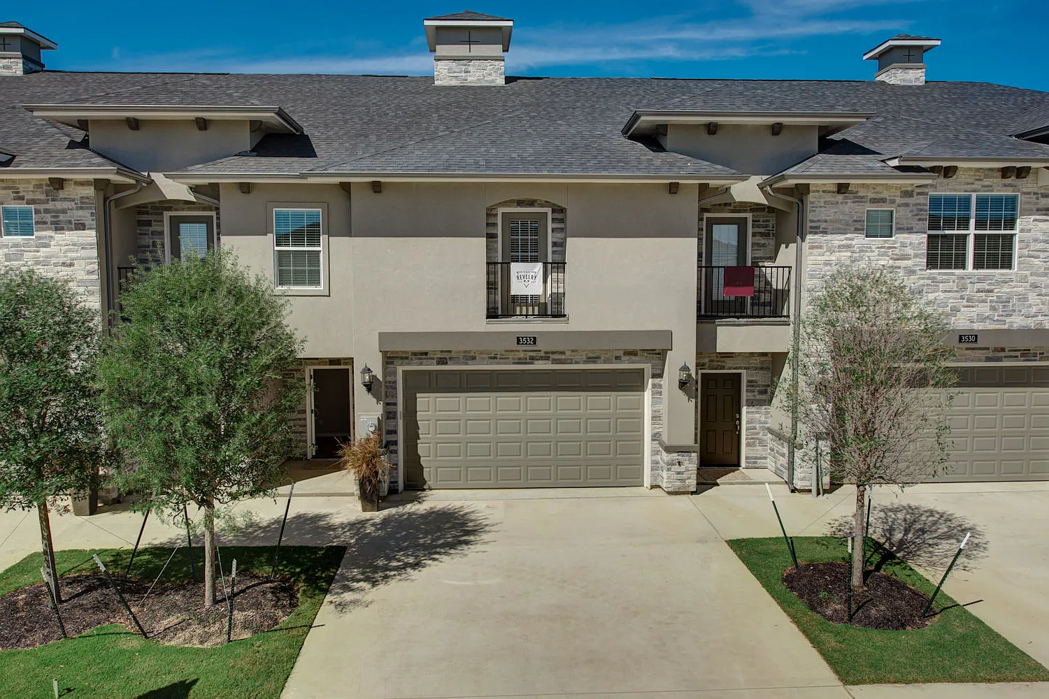 4 bed, 4.5 bath, 2099 sqft, $3,000 — Photo 1