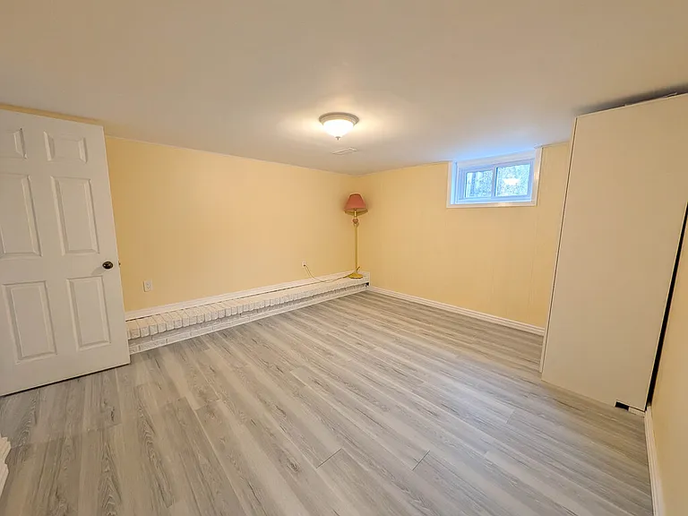 127 Westwood Cres #2 — Photo 10