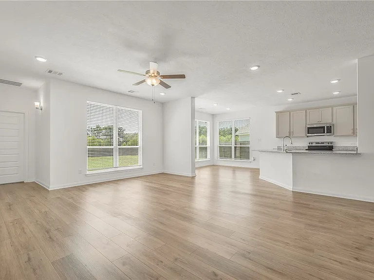 1386 Kingsgate Dr — Photo 4