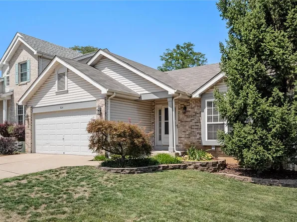 924 Oak Knoll Manor Dr, Saint Louis, MO 63119