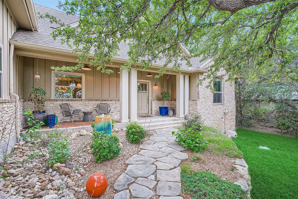 Building Photo - 21825 Briarcliff Dr