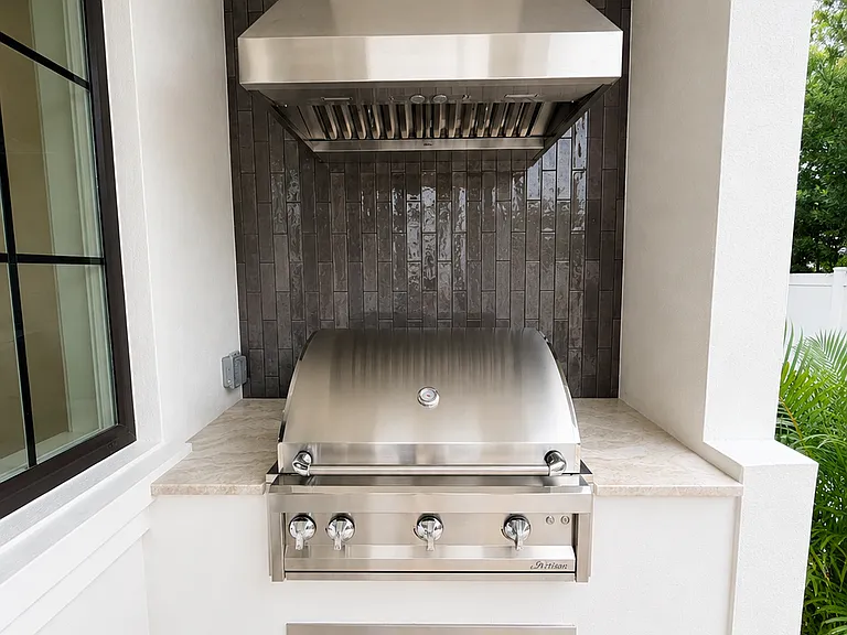 Built-in outdoor grill, perfect for entertaining!