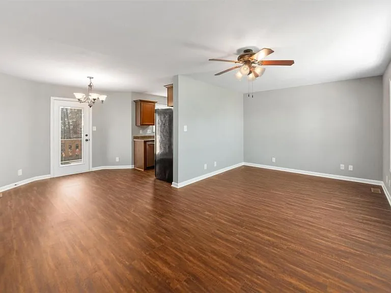 1413 Jenny Ln — Photo 5