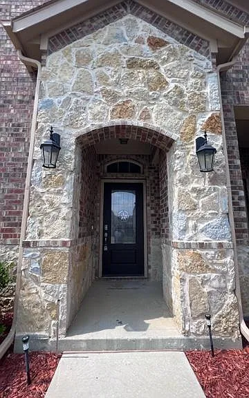 2405 Larimar Dr — Photo 2