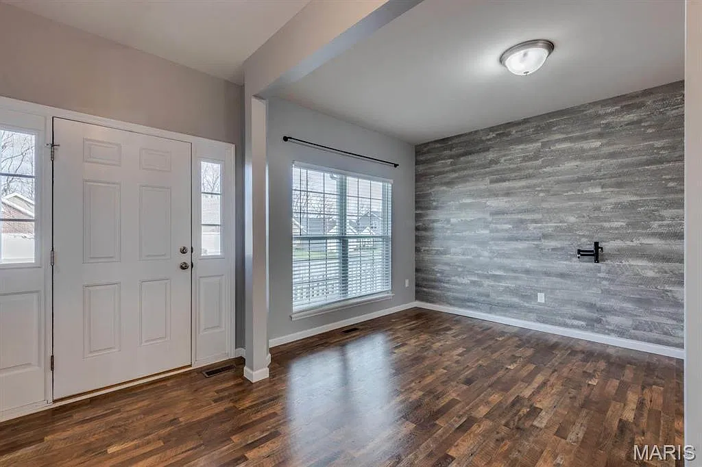 4 bed, 2.5 bath, 2572 sqft, $2,800 — Photo 3
