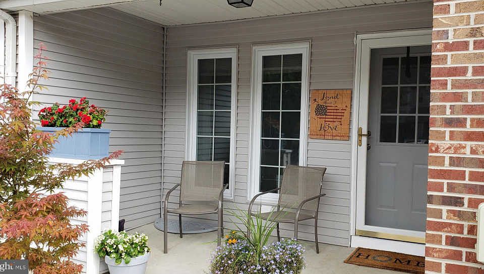 1st image of 145 Lake Arrowhead Cir
