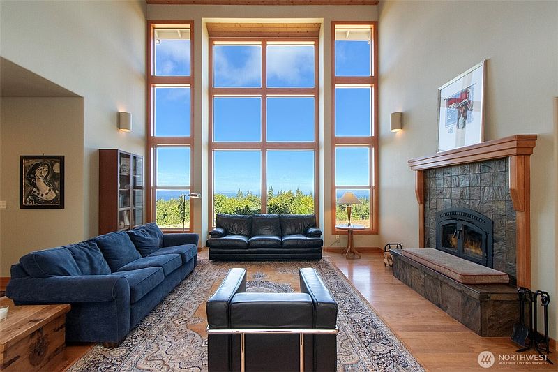 2nd image of 1668 Freshwater Bay Road