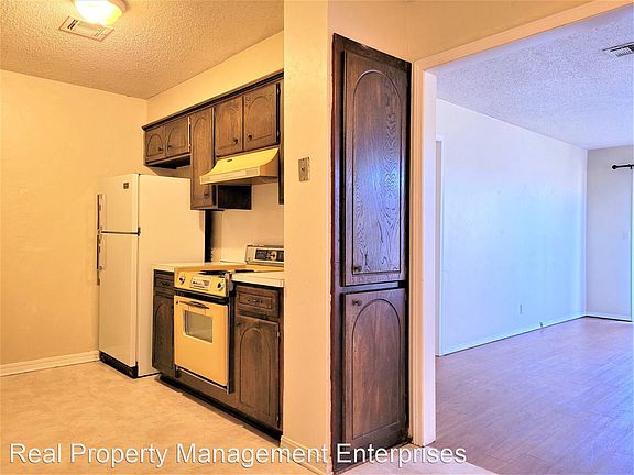 3rd image of 122 Crawford Ct