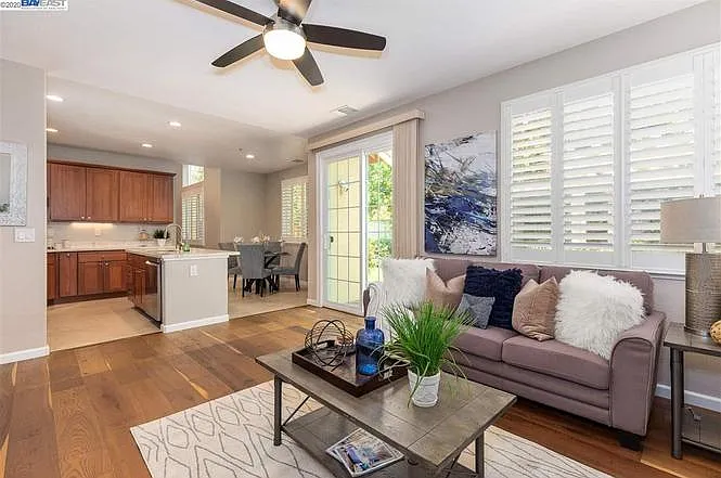 5 bed, 2700 sqft, $5,300 — Photo 2