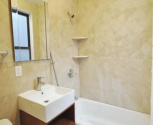 5th image of 422 Amsterdam Ave APT 4C