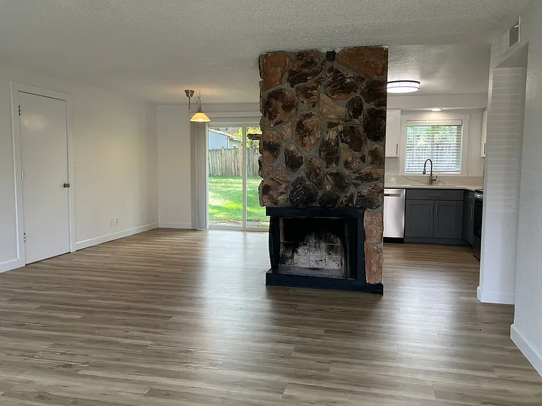 1794 Rialto Ave S — Photo 2