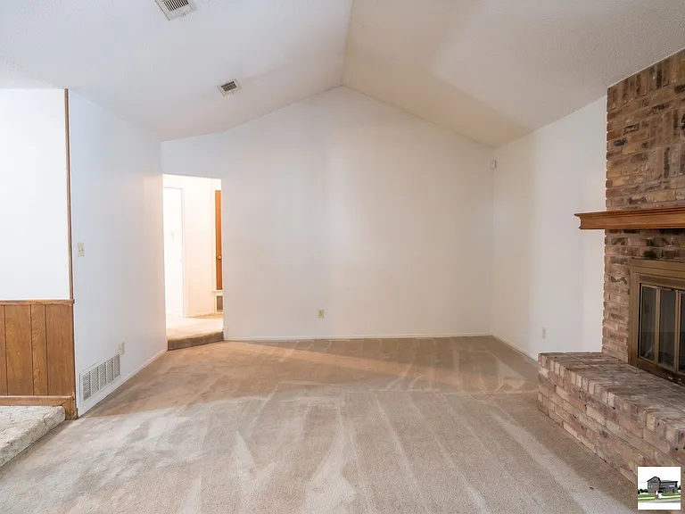 107 Suzanne Ln — Photo 4